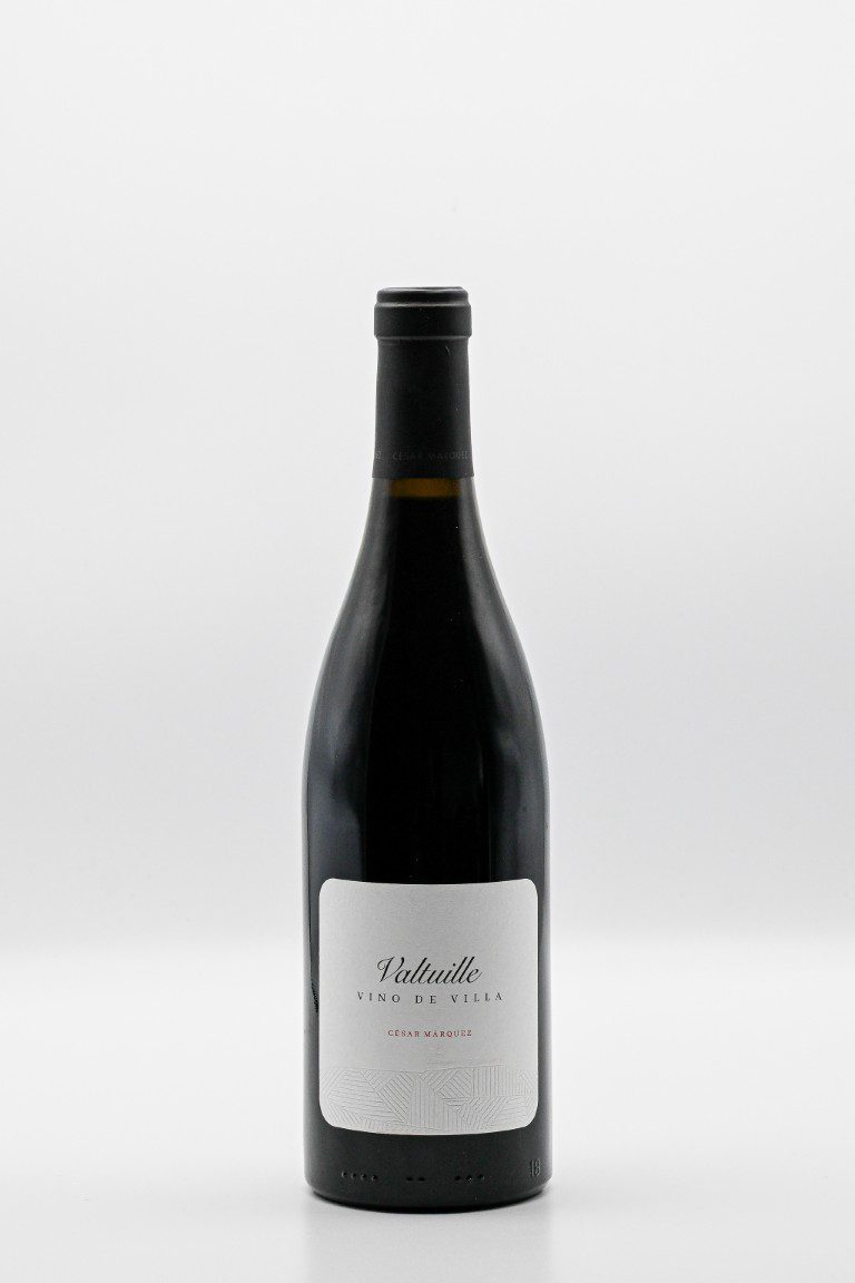 Fles rode wijn met etiket op witte achtergrond.