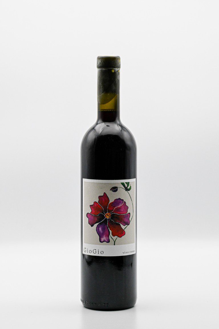Fles rode wijn met bloemlabel