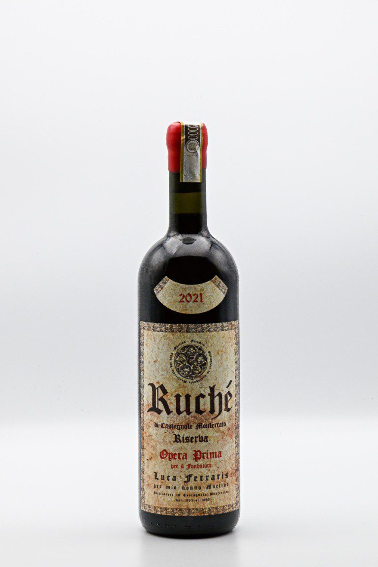 Fles rode wijn met vintage etiket, jaartal 2021.