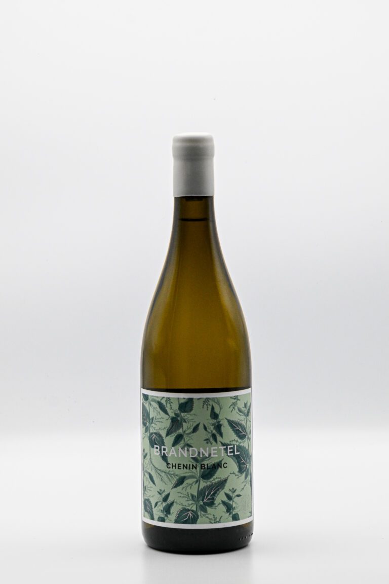 Fles Chenin Blanc wijn met groene bladeren etiket.