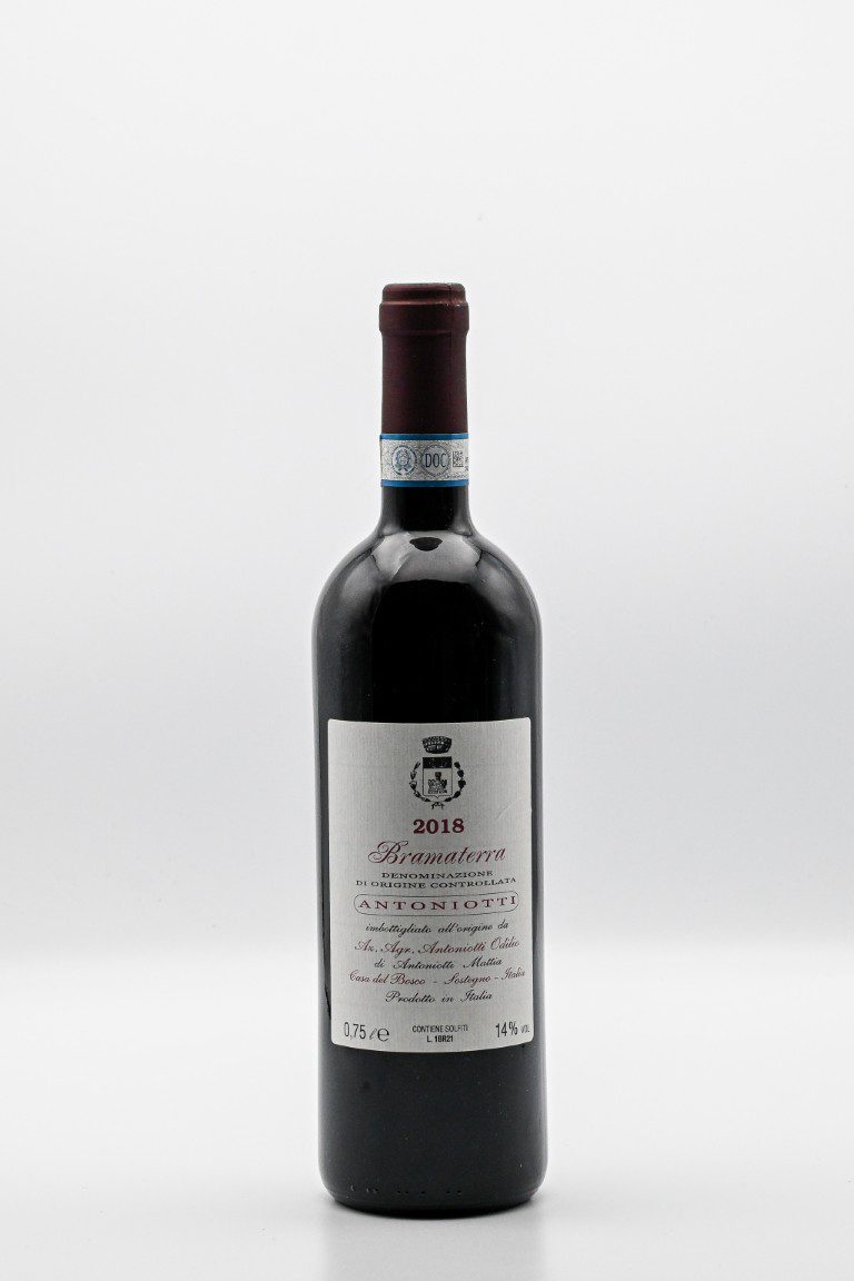 Fles rode wijn met etiket 2018
