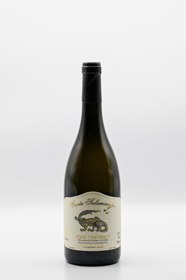 Fles witte wijn met salamanderetiket.