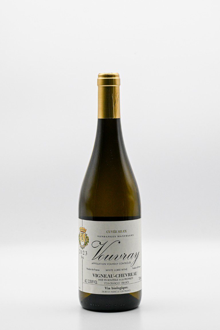 Fles Vouvray witte wijn met etiket op witte achtergrond.