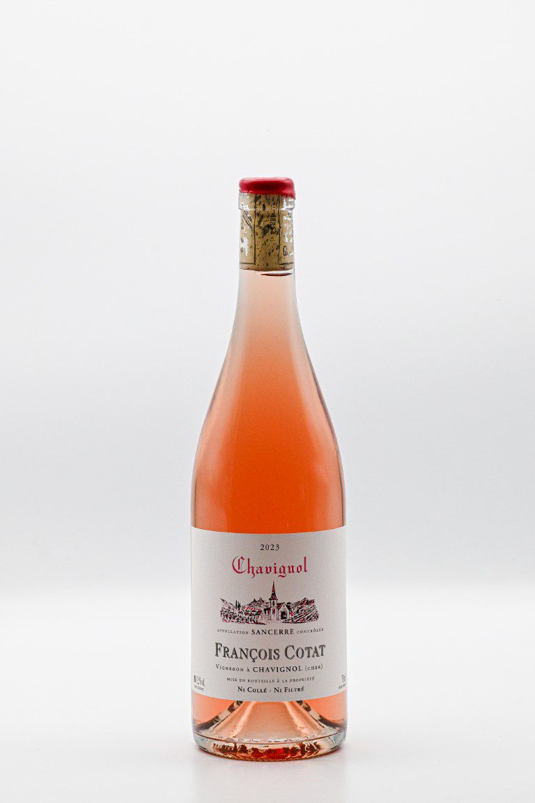 Fles rosé wijn met etiket, dicht kurk.