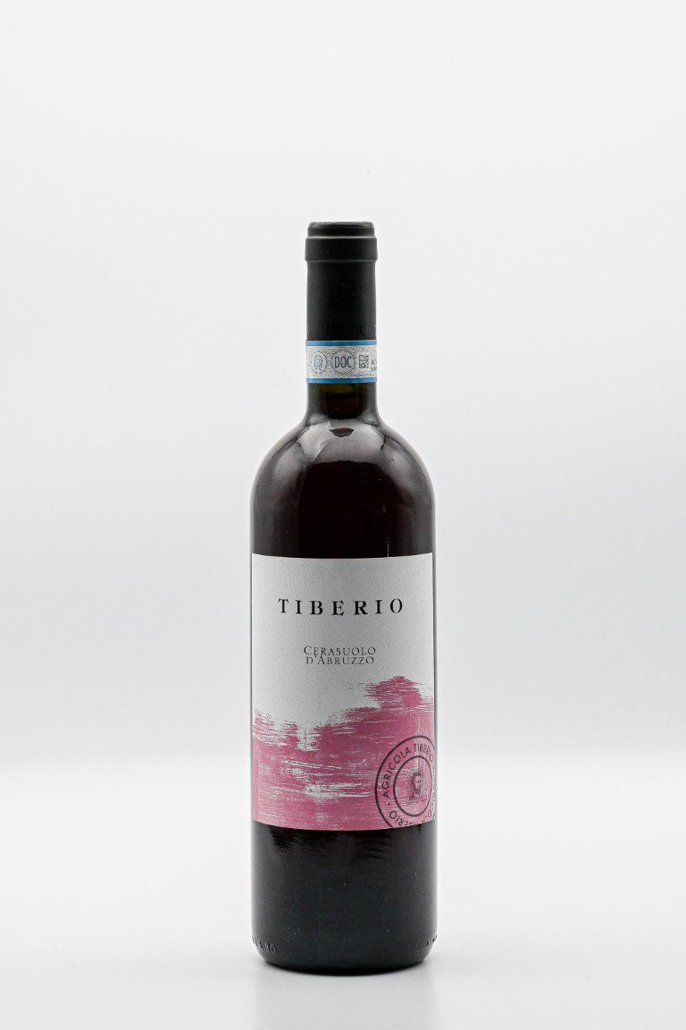 Fles rode wijn met roze label op witte achtergrond.
