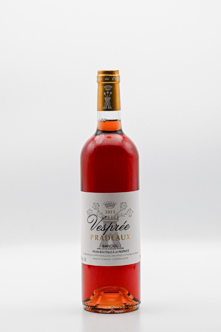 Fles rosé wijn met etiket, witte achtergrond.